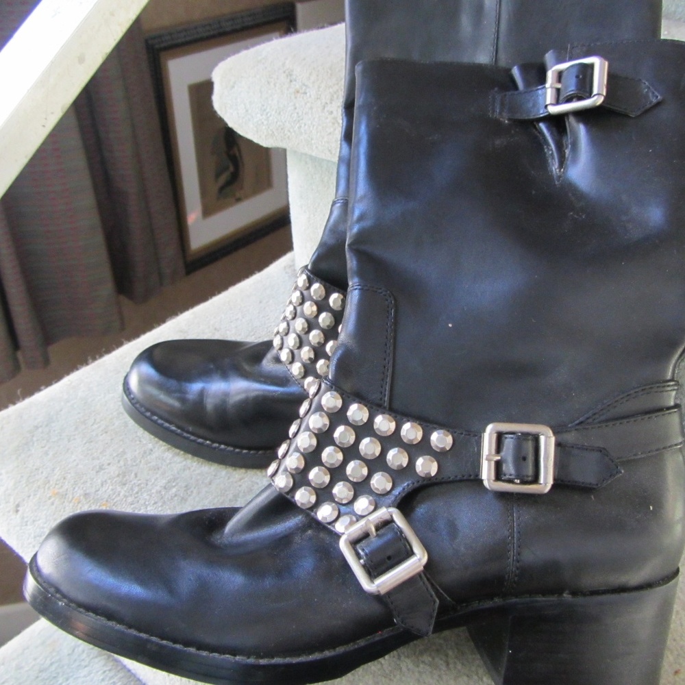 BLACK BCBG STUDDED LEATHER BOOTIES SZ 10 NWOT